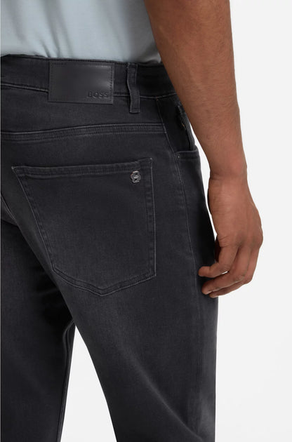 TAPERED-FIT JEANS IN BLACK COMFORT-STRETCH DENIM