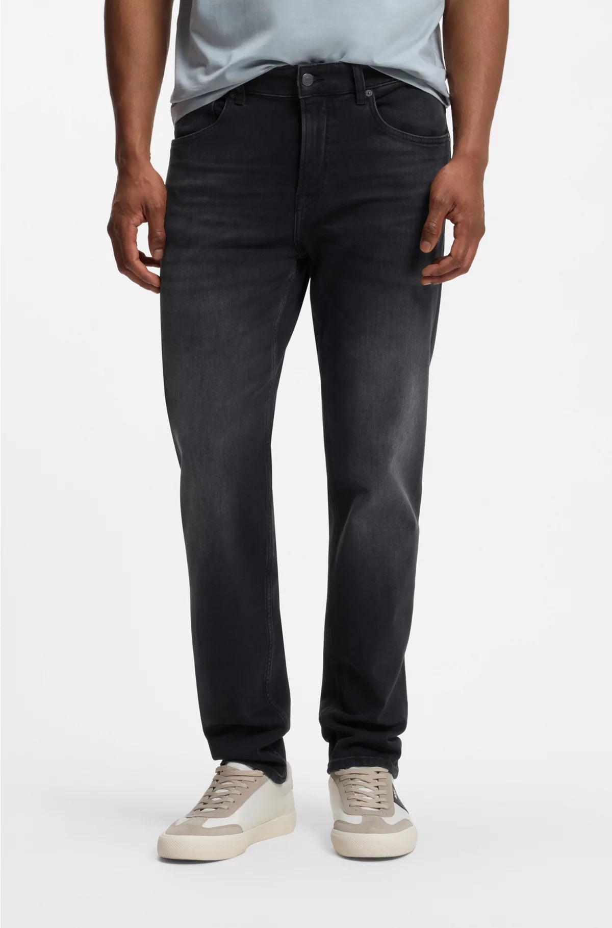TAPERED-FIT JEANS IN BLACK COMFORT-STRETCH DENIM