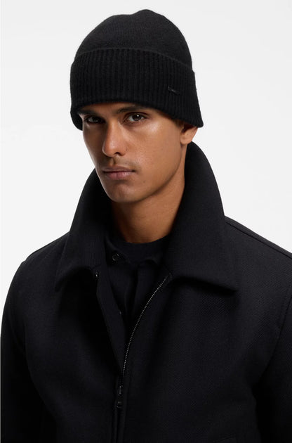 CASHMERE BEANIE HAT WITH LOGO PLAQUE